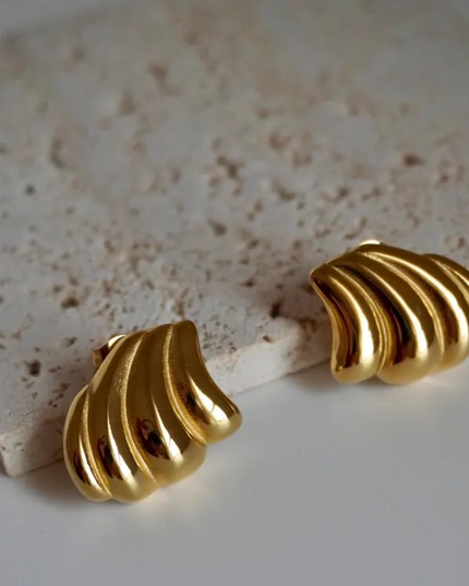 Wave Crest Earrings – Sculpted Fluidity in Gold