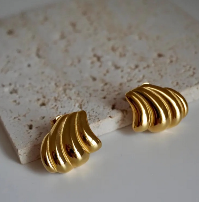 Wave Crest Earrings – Sculpted Fluidity in Gold