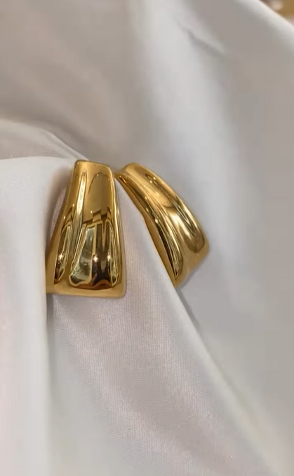 SLEEK EDGE EARRINGS – GOLD AURA EDITION