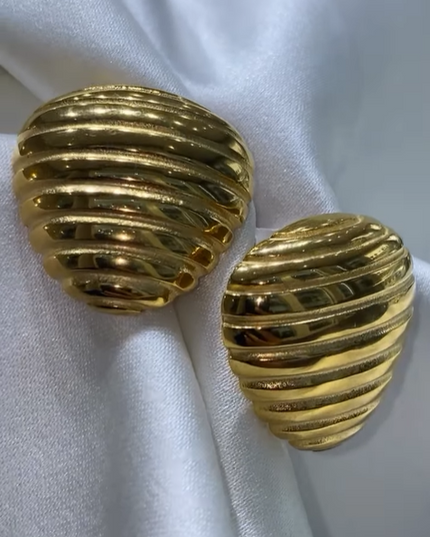 Sculpted Wave Earrings – Classic Texture, Timeless Glow