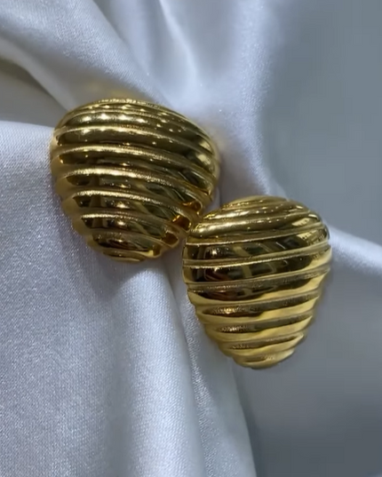 Sculpted Wave Earrings – Classic Texture, Timeless Glow
