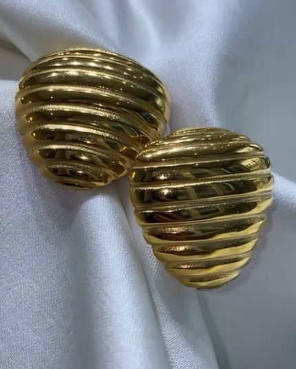 Sculpted Wave Earrings – Classic Texture, Timeless Glow