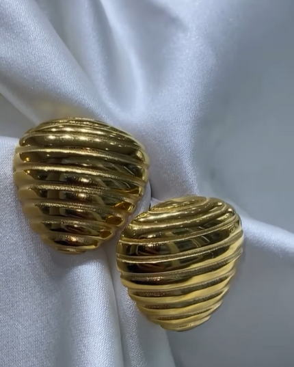 Sculpted Wave Earrings – Classic Texture, Timeless Glow