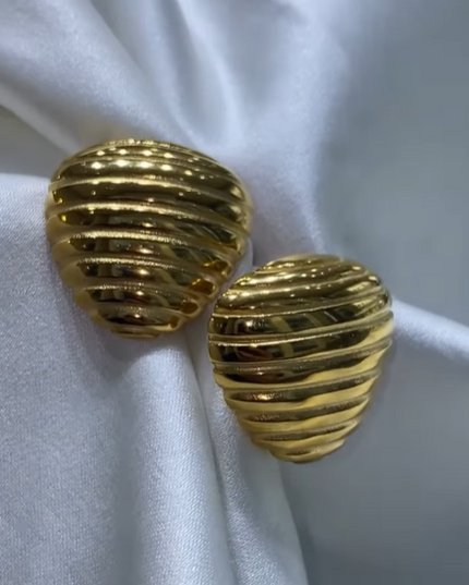 Sculpted Wave Earrings – Classic Texture, Timeless Glow