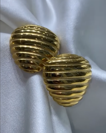 Sculpted Wave Earrings – Classic Texture, Timeless Glow