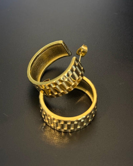 La Reiina – A Beautiful Solid Gold Pair of Earrings With a Bold Finish