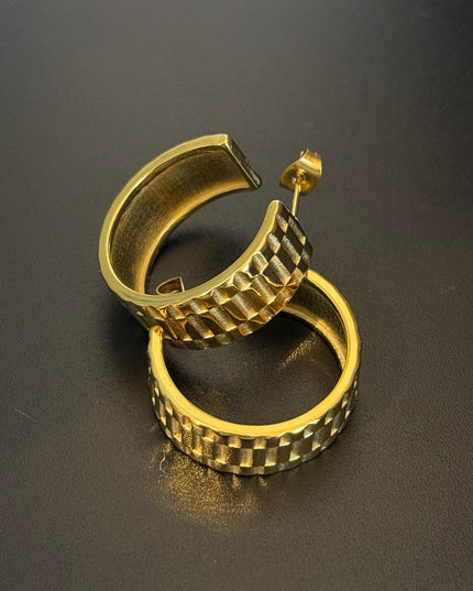 La Reiina – A Beautiful Solid Gold Pair of Earrings With a Bold Finish