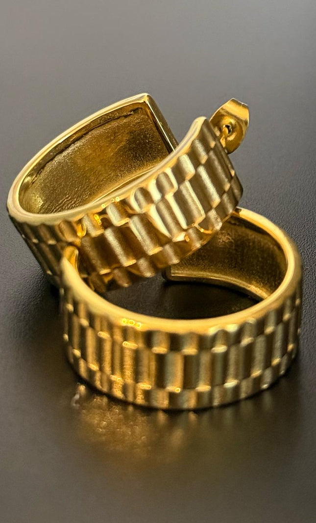 La Reiina – A Beautiful Solid Gold Pair of Earrings With a Bold Finish