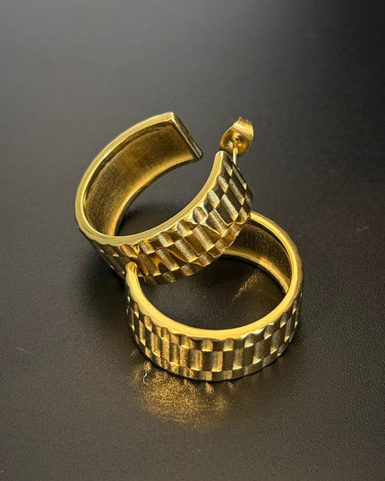 La Reiina – A Beautiful Solid Gold Pair of Earrings With a Bold Finish