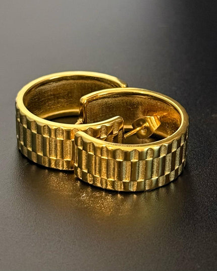 La Reiina – A Beautiful Solid Gold Pair of Earrings With a Bold Finish