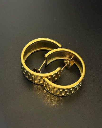 La Reiina – A Beautiful Solid Gold Pair of Earrings With a Bold Finish