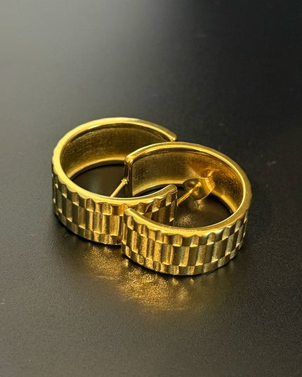La Reiina – A Beautiful Solid Gold Pair of Earrings With a Bold Finish